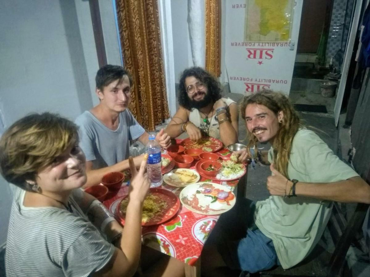 Atathi Niwas Guest House For Backpackers And Travellers Силигури Екстериор снимка